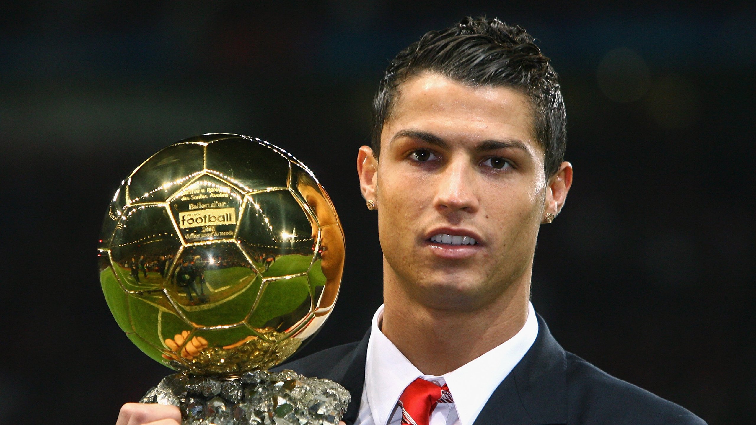 莱万多夫斯基回归赛场，回归赛场首场状态亮眼，利物浦观众沸腾！